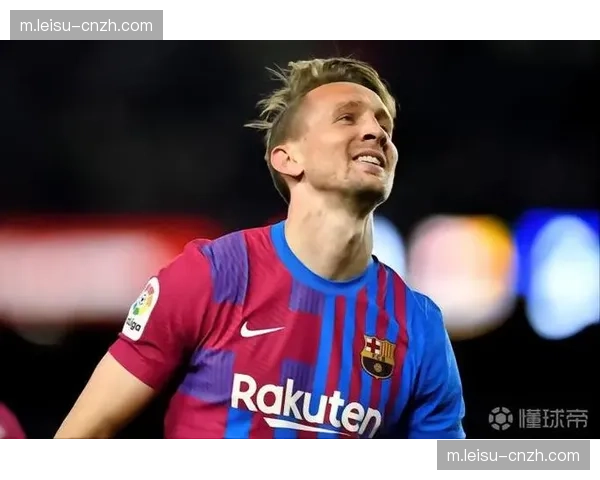 PSV边路传中落点欠佳，卢克·德容在对手包夹下争顶成功率下降